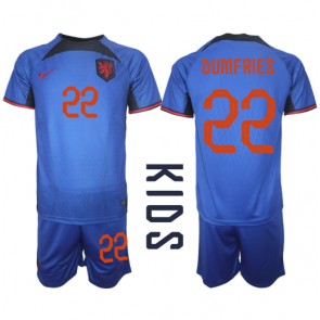 Nederländerna Denzel Dumfries #22 kläder Barn VM 2022 Bortatröja Kortärmad (+ korta byxor)